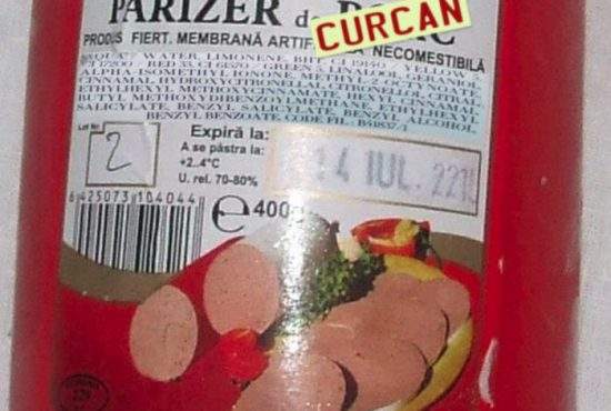 Pesta porcină îngenunchează industria parizerului! Milioane de etichete trebuie retipărite cu pui în loc de porc