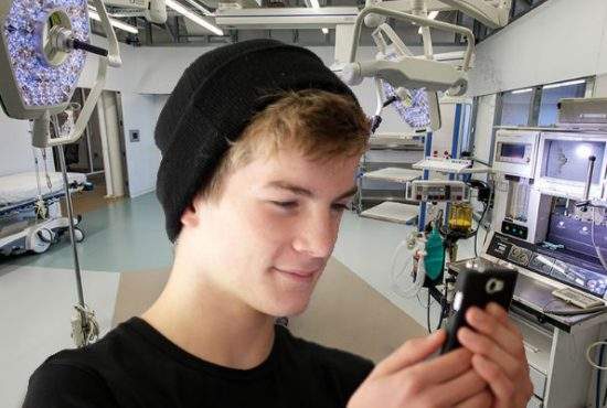 Premieră medicală! După o operaţie de 5 ore, medicii i-au extirpat unui adolescent telefonul din mână