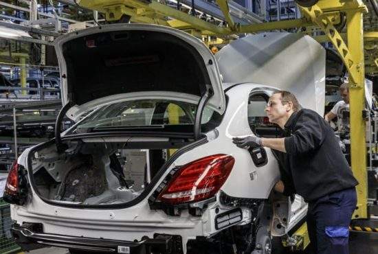 Adevăratul motiv! Mercedes nu vine în România fiindcă vrea o fabrică din care angajaţii să nu fure