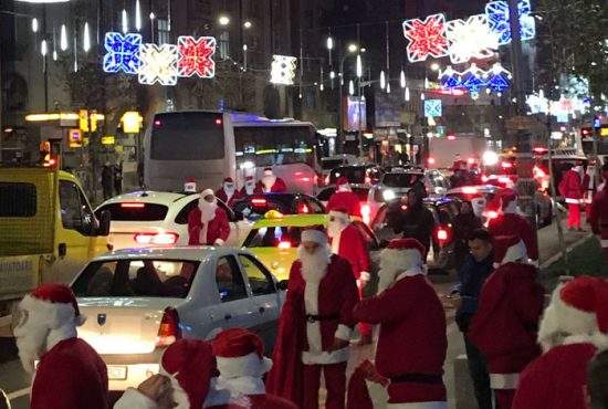 (P) Șoferii blocați în traficul din Capitală au crezut că i-a prins Crăciunul, deși mai erau cinci zile până atunci