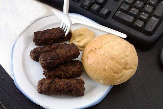 Nevastă, bătută de soţ pentru că i-a pus la pachet şi azi tot mici