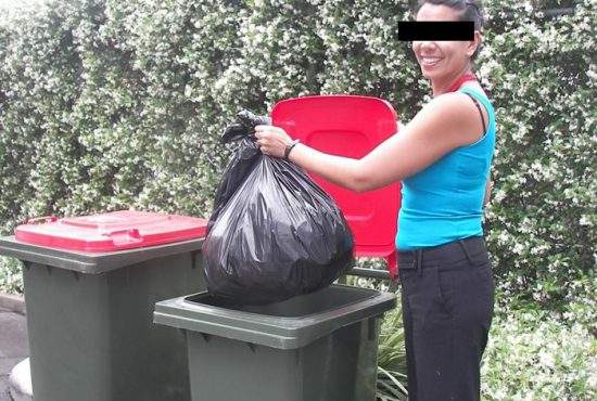 Ăsta influencer! Un blogger şi-a convins soţia să ducă gunoiul printr-o postare