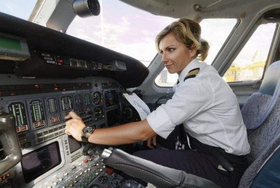 Tipic! O femeie pilot a zburat 800 km cu frâna de mână trasă