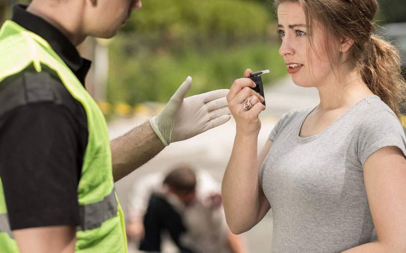 O şoferiţă cere să nu mai fie testată anti-drog când încearcă să facă parcări laterale