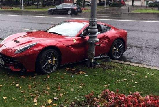 Ghinion pentru cocalarul cu Ferrari de 250.000 de euro! A distrus un stâlp care a costat 6 milioane de euro