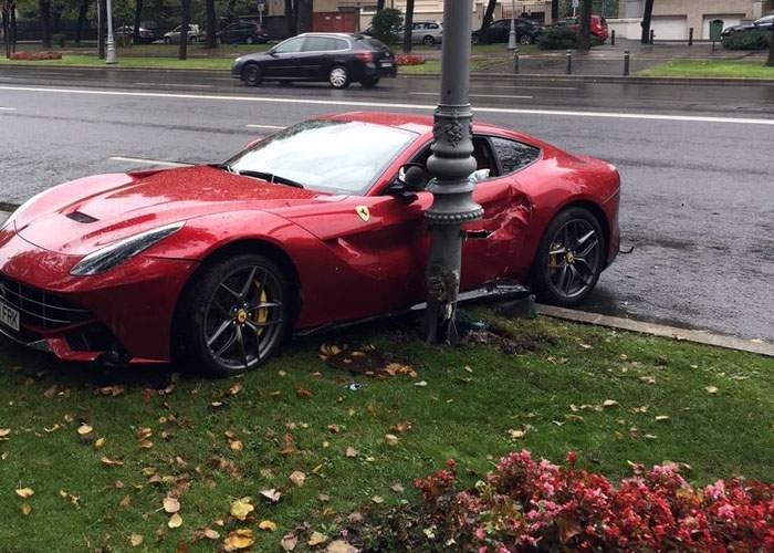 Ghinion pentru cocalarul cu Ferrari de 250.000 de euro! A distrus un stâlp care a costat 6 milioane de euro