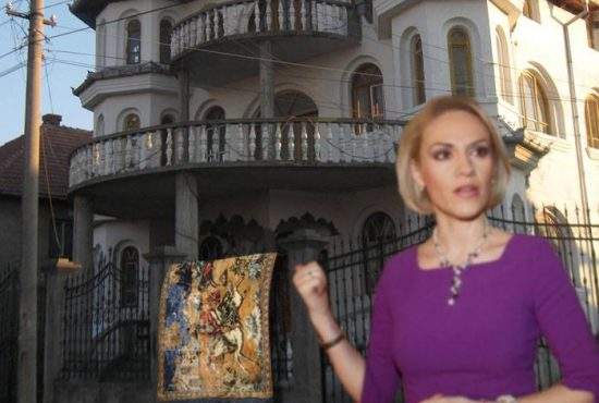 Gafă inexplicabilă! Firea și-a pus carpeta cu Răpirea din serai la uscat la soare și i s-a decolorat