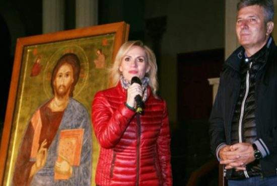 Creştină adevărată! De câte ori o înjură un bucureştean, Firea donează 1000 de euro la Catedrală pentru sufletul lui