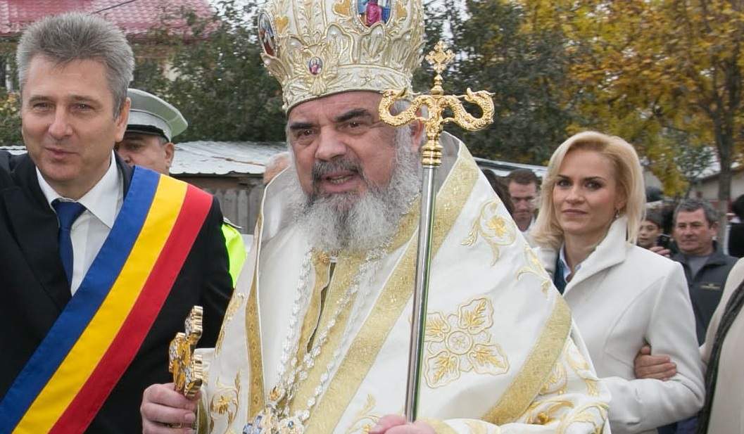 A înnebunit de tot! Firea cere demisia Patriarhului Daniel, pentru că are mai multe zorzoane decât ea