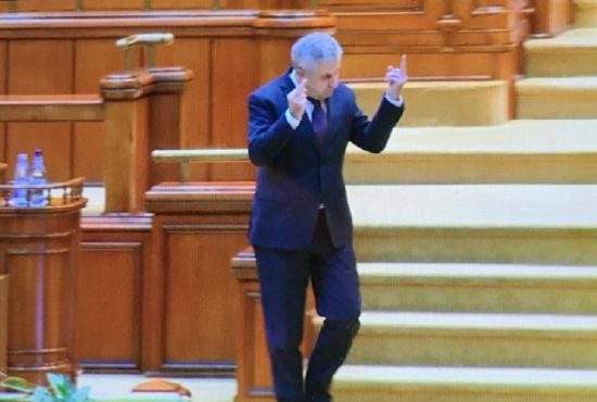 Şedinţă solemnă la Parlament, la 30 ani de la Revoluţie: “Proştii ăştia încă ne votează!”