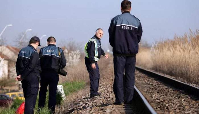 Pasarela de cale ferată de la Ploieşti, luată de hoţii de fier vechi. Din păcate traficul e tot blocat, că au luat şi şinele