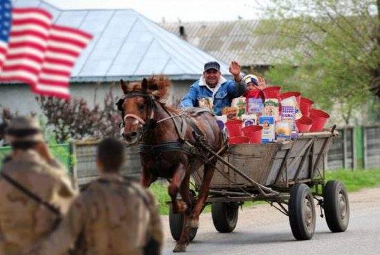 Auzind că la ei sunt alegeri, sătenii din Deveselu le-au dus soldaţilor americani găleţi şi făină