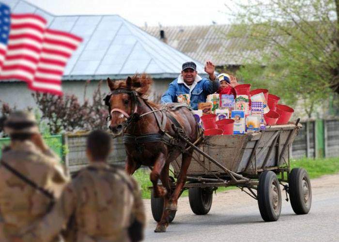 Auzind că la ei sunt alegeri, sătenii din Deveselu le-au dus soldaţilor americani găleţi şi făină