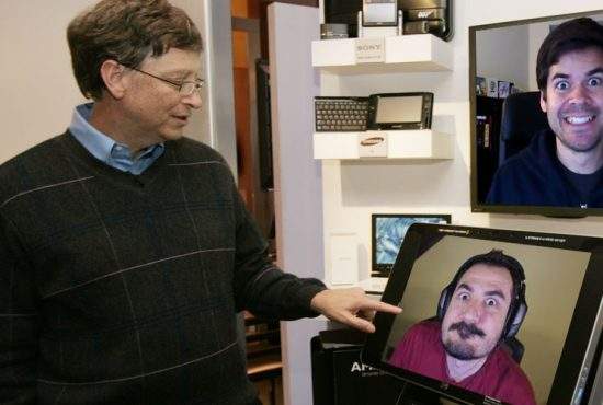 Secretul update-urilor de Windows: Bill Gates se uită prin webcam cum aştepţi ca prostul