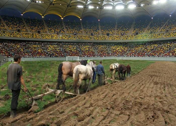 Poza zilei! Gazonul de pe Naţional Arena, arat cu plugul înaintea meciului cu Chelsea