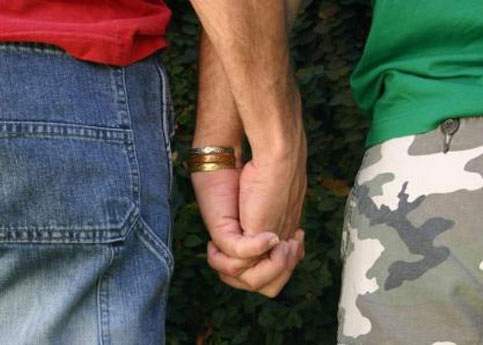 Asociaţia Accept susţine că cine nu e tolerant cu homosexualii e ţigan