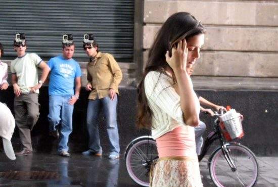 O femeie a montat un GoPro pe capul soțului, ca să-l certe când se uită după alte femei
