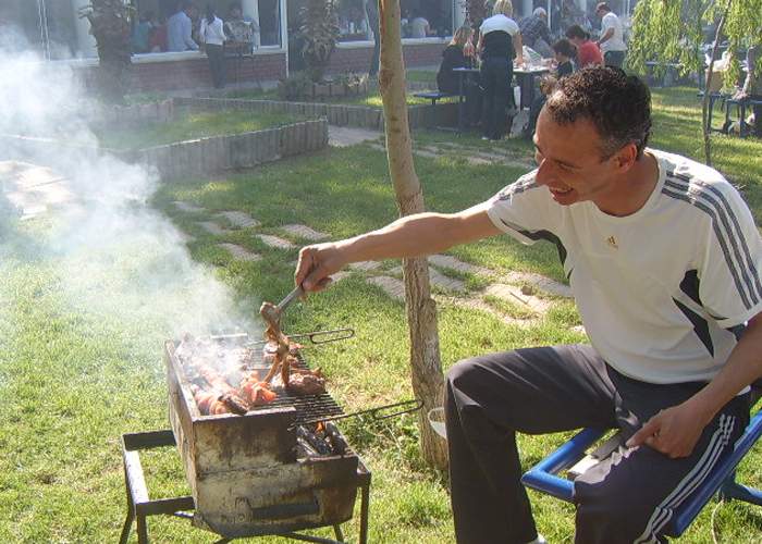 Guvernul mută 1 Mai-ul pe 10 mai, ca să nu riscăm ploi şi frig în mini-vacanţă