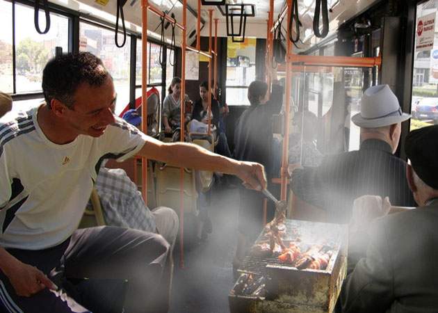 Au devenit chiar nesimţiţi! Pensionarii au agresat un cetăţean care făcea un grătar în autobuz