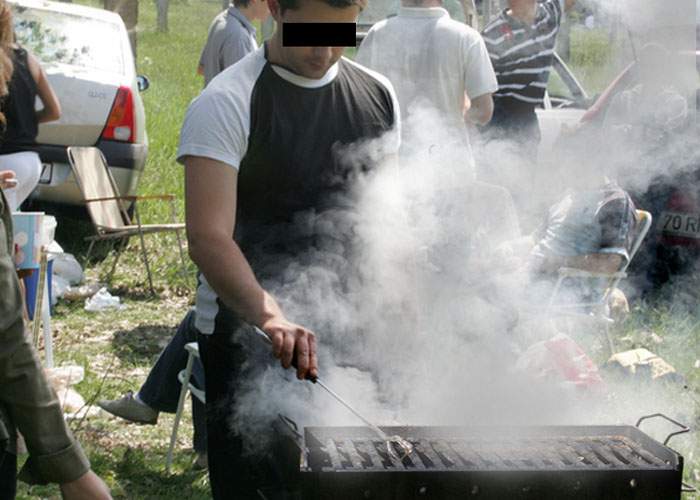 1 mai reușit! Mulți români susțin că au pus pe ei câteva kile doar de la mirosul de grătare și mici