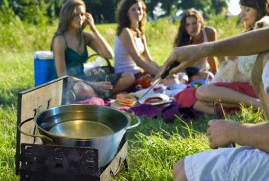Românii merg la pădure ca să încălzească apă la grătar