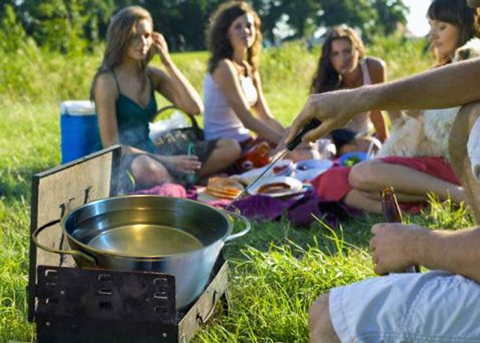 Românii merg la pădure ca să încălzească apă la grătar