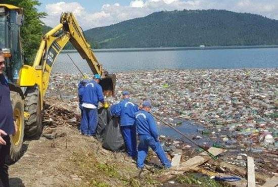 Neştiind ce să facă cu gunoaiele din lacul Bicaz, autorităţile le-au aruncat în lacul Vidraru