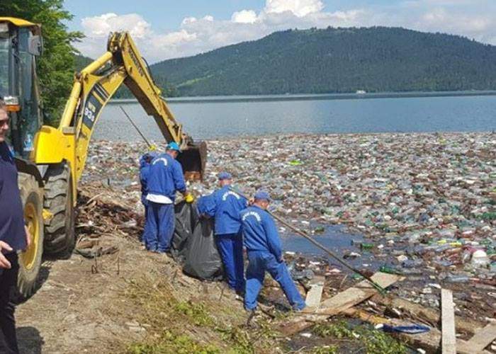 Neştiind ce să facă cu gunoaiele din lacul Bicaz, autorităţile le-au aruncat în lacul Vidraru