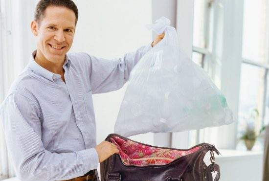 Un bărbat n-a mai dus gunoiul de 10 ani. Îl aruncă în poşeta soţiei şi nu-l mai găseşte niciodată