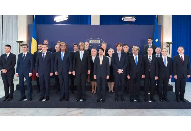 Exclusiv! Photoshopistul guvernamental a refăcut poza de grup a guvernului, cu femeile în față