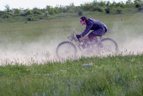 Documentar despre Harley&Davidson, filmat în România, că doar noi mai avem drumuri ca în 1903