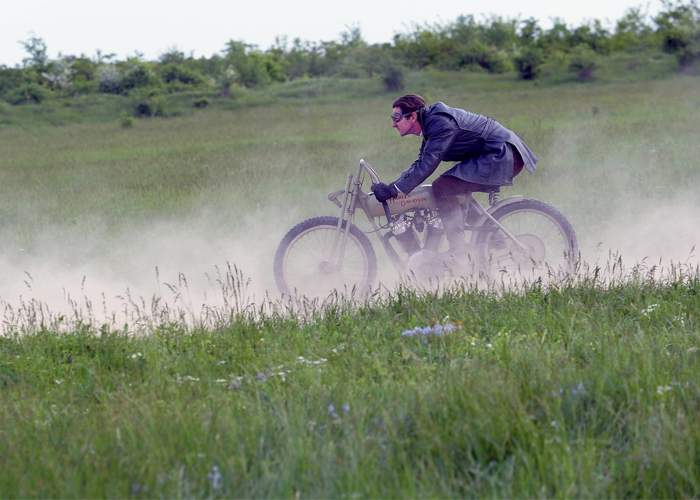 Documentar despre Harley&Davidson, filmat în România, că doar noi mai avem drumuri ca în 1903