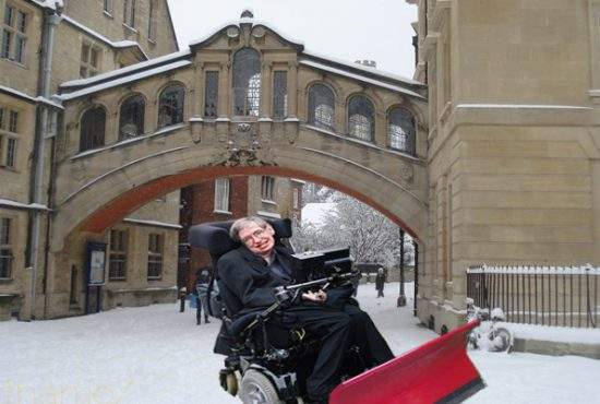 După ce şi-a instalat un soft Siveco, Stephen Hawking a câştigat licitaţia de deszăpezire la Oxford