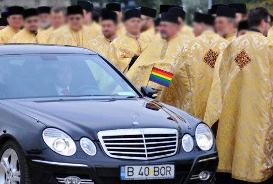 România bate Olanda la toleranţă! Homosexualii noştri poartă cruci din aur masiv şi primesc bani de la stat