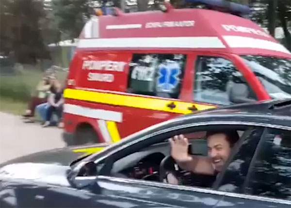 Un cocalar care făcea live în BMW a accidentat grav o piţipoancă care făcea selfie pe calea ferată