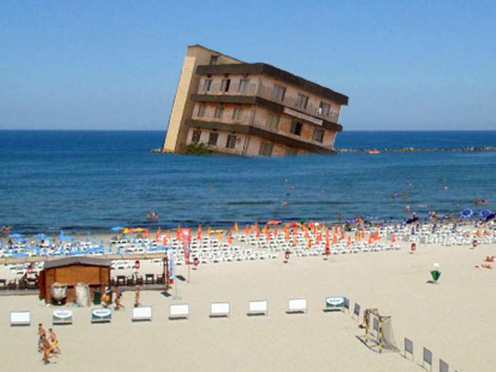 Un hotel din Mamaia s-a prăbuşit în mare şi acum pretinde că e vas de croazieră