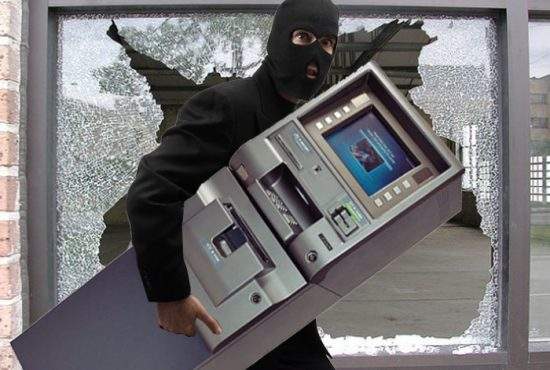 Niște hoți au furat un bancomat, dar l-au dus înapoi după ce au văzut ce comisioane are la extragere