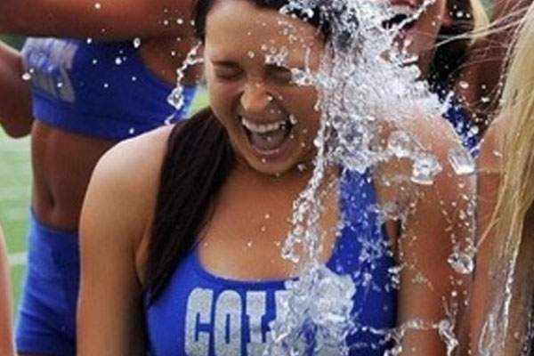 Ice Bucket Challenge: 10 lucruri despre oamenii care îşi toarnă apă rece în cap