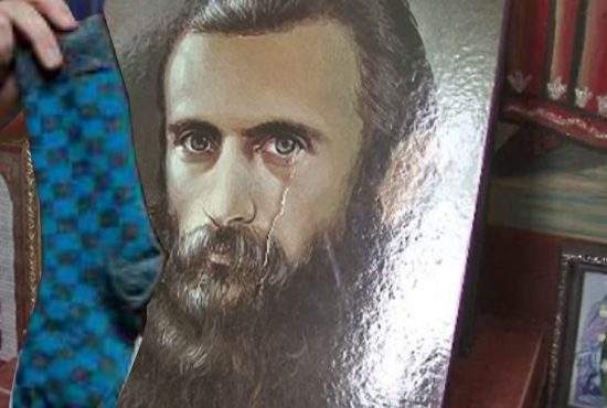 Unui român care se lăuda că are icoane care îi lăcrimează i s-a recomandat să nu-şi mai lase ciorapii sub ele
