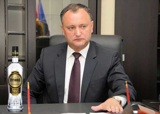 Mandatul lui Dodon, invalidat. Președintele Moldovei nu a reușit să bea toată sticla de vodcă dintr-o gură