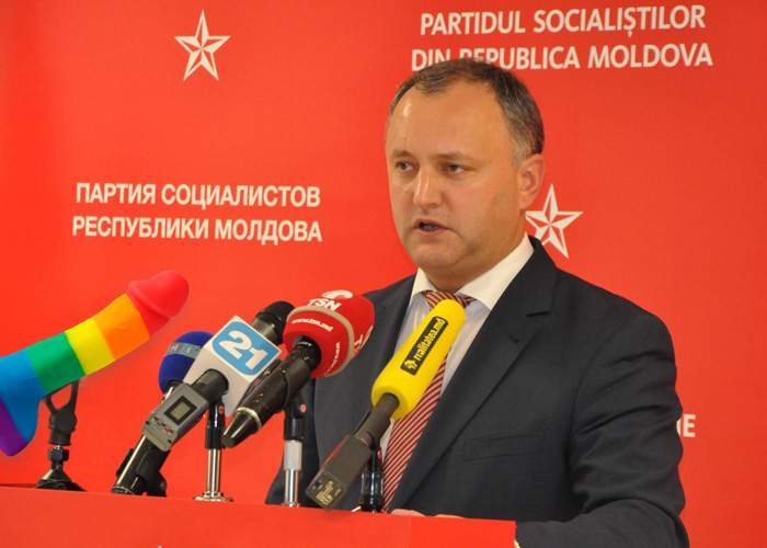 Impostor! Deși se declară anti-gay, comunistul Igor Dodon îi dă limbi în cur lui Putin în fiecare zi