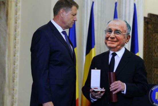 Iohannis i-a retras decoraţia lui Tőkés László şi i-a dat-o lui Iliescu de ziua lui