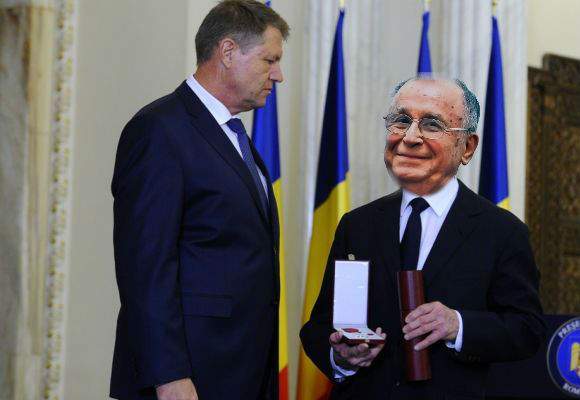 Iohannis i-a retras decoraţia lui Tőkés László şi i-a dat-o lui Iliescu de ziua lui