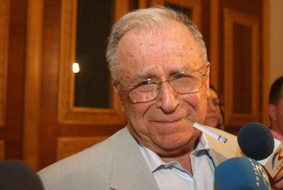 Iliescu s-a apucat de fumat, semn că abia își începe adolescența