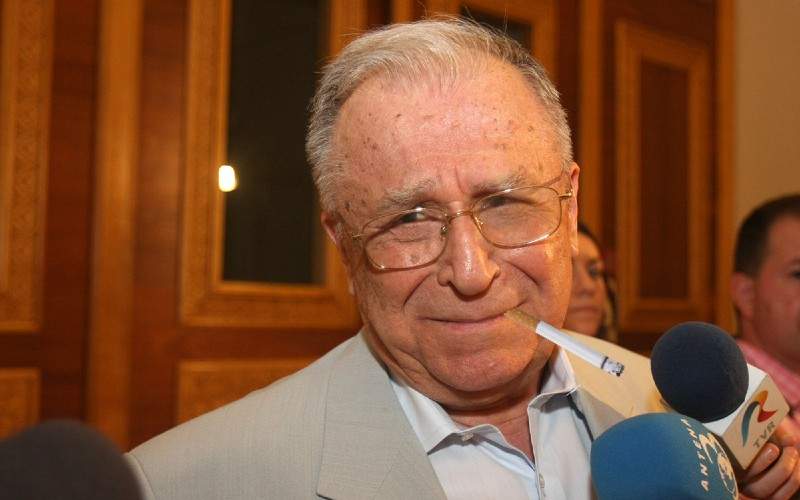 Iliescu s-a apucat de fumat, semn că abia își începe adolescența