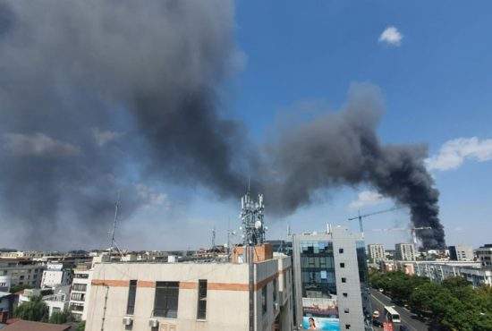 Incendiu la un depozit de deşeuri plastice. „Miroase a parizer în tot oraşul!”