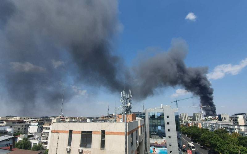 Incendiu la un depozit de deşeuri plastice. „Miroase a parizer în tot oraşul!”