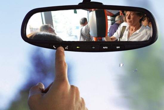 Studiu: Şoferii începători români se uită din reflex în retrovizoare, să vadă dacă sunt controlori