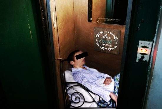 În Cluj un student a închiriat liftul unui bloc, că n-are bani de garsonieră