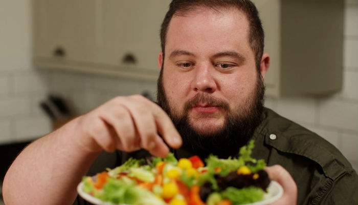 Voinţă de fier. De sărbători, un român s-a îngrăşat 100 kile doar cu kale şi quinoa